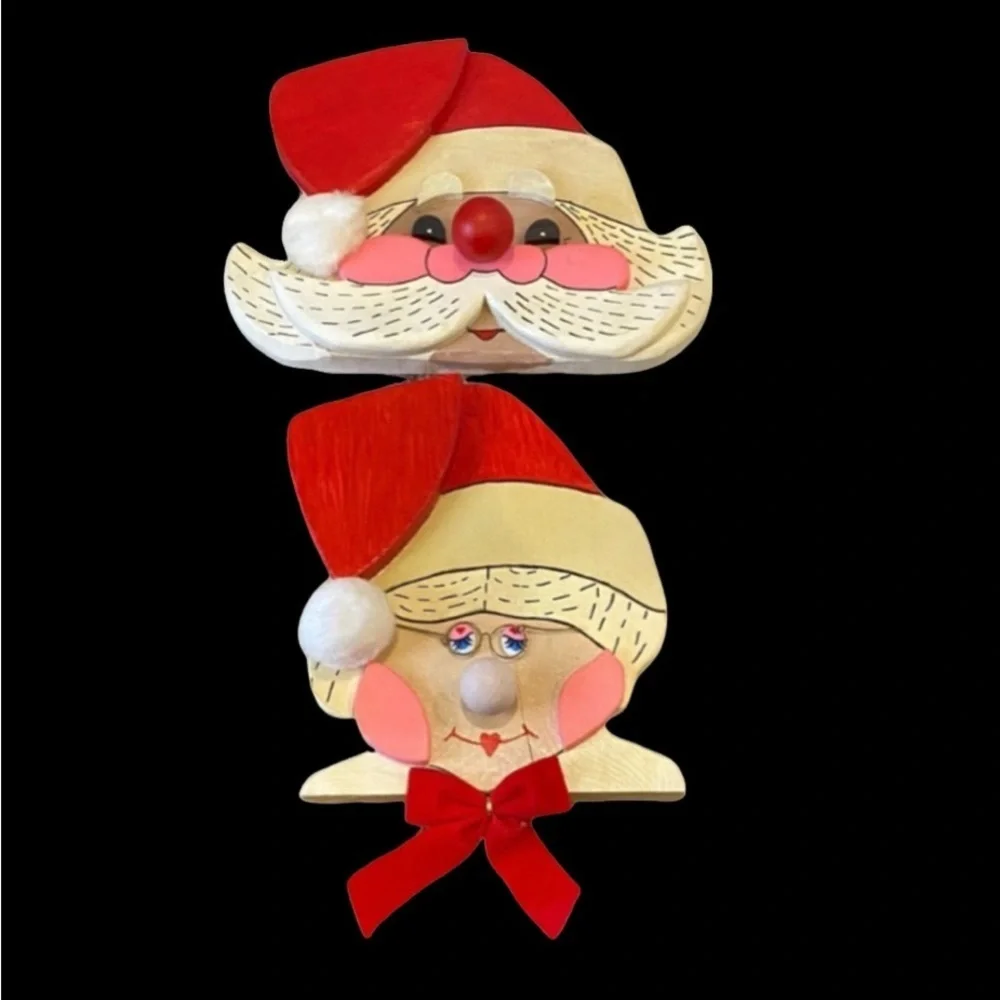 Harry W. Triplett Festive Santa and Mrs. Claus Wall Decor. Play’s music.